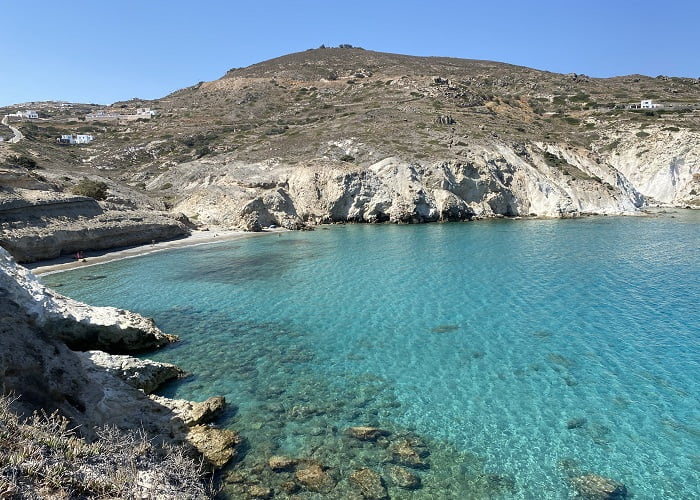 a praia escondida em Mandrakia, Ilha grega de Milos, Cyclades