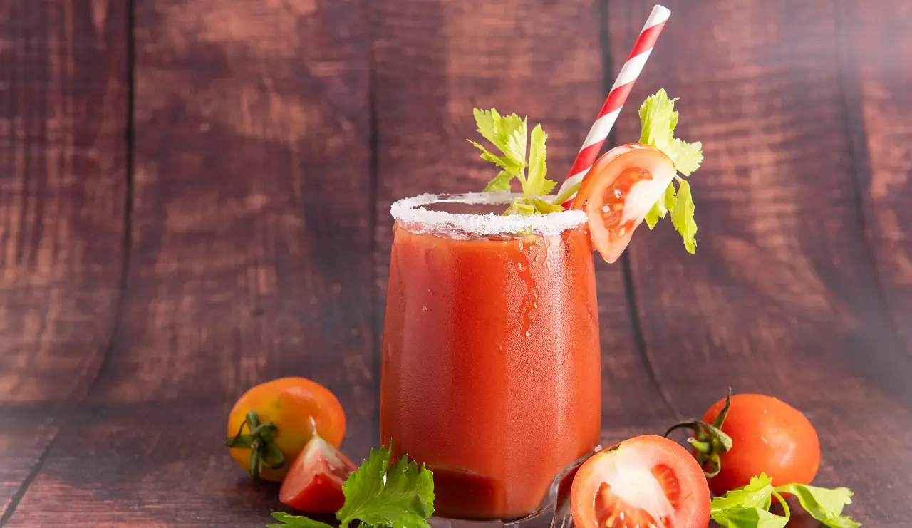 Cocktail Bloody Mary: Κοκτέιλ με χυμό ντομάτας, μπαχαρικά, λεμόνι και βότκα