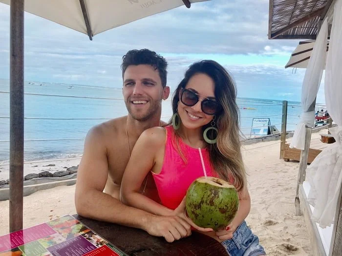 Tomando uma água de coco na Barraca Bora Bora.