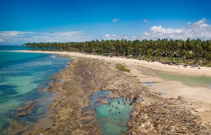 Durante a maré baixa, formam-se piscinas naturais.