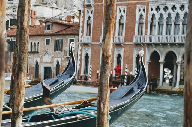 Passeio de gôndola em Veneza, Itália.