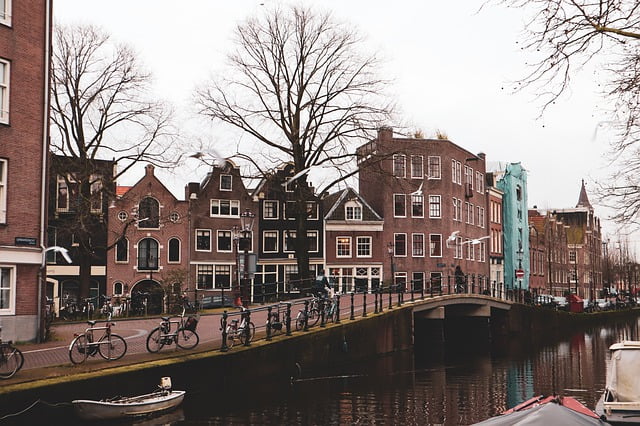 Amsterdã fica no litoral norte da Holanda, nos Países Baixos.