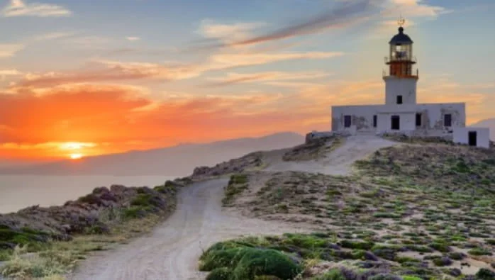 A luz do farol, anteriormente premiada pela Exposição Internacional de Paris, está exposta no Museu Marítimo de Mykonos. Ele foi construído em 1891 e sua torre tem 19 metros de altura.