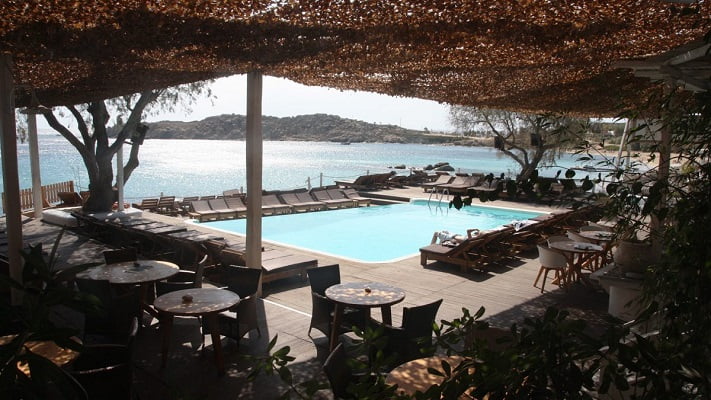 O hostel com piscina à beira-mar está localizado próximo aos bares de praia mais famosos de Mykonos.