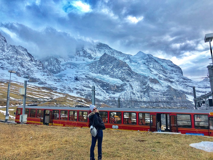 Viagem de trem panorâmico na Suíça.