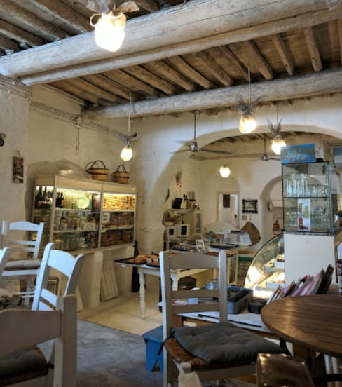 Uma das padarias mais antigas das Cyclades, em funcionamento desde o século XV. Ela está localizada sob os moinhos de vento, em Chora.