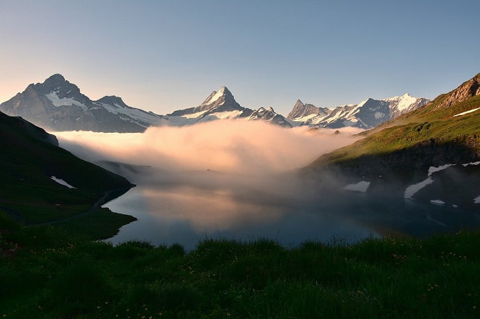 Bachalpsee lago nos alpes suíços, em Grindelwald