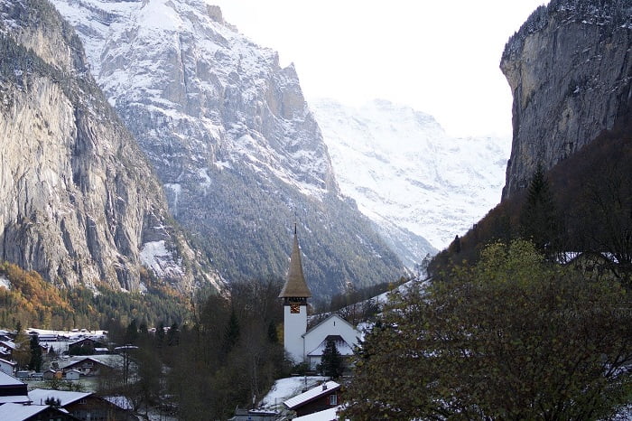 Lauterbrunnen, vila nos Alpes Suíços, na Suíça.