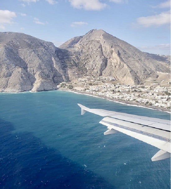 Chegada de avião em Santorini.