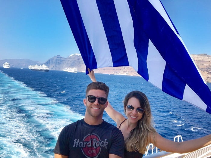 Ferry Boat para Santorini, com a bandeira da Grécia.
