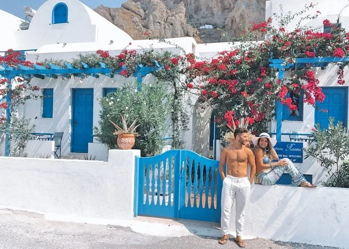 Santorini: Um paraíso de azul e branco no coração do Egeu