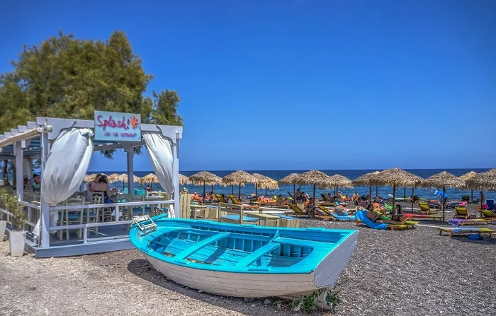 Kamari Beach, Praia de Santorini, Grécia.