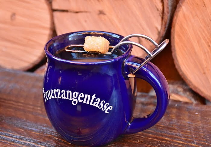 Vinho tradicional do mercado de natal de Viena: Feuerzangenbowle.