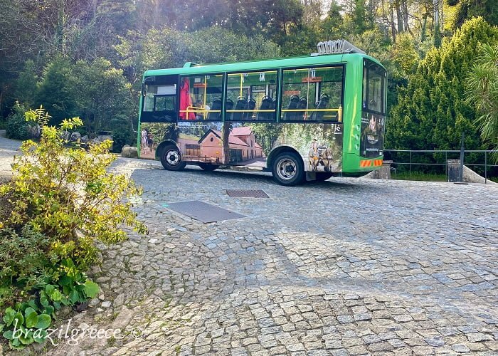 Ônibus no Parque da Pena em SIntra, Portugal.