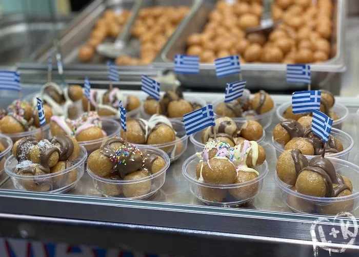 Loukoumádes com praliné e chocolate branco, torre branca Thessaloniki, white tower.