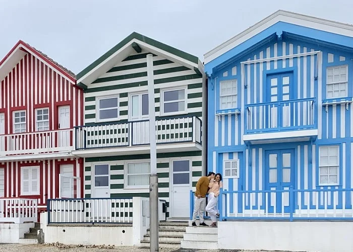 Costa Nova: Conheça A Praia Das Casinhas Coloridas Em Portugal!