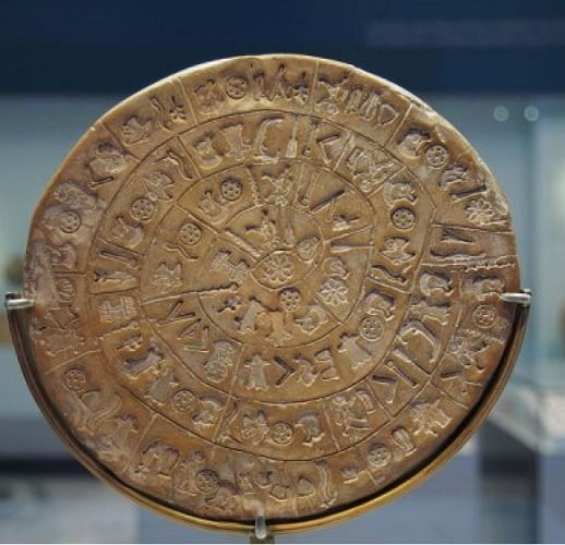 O disco de Phaistos é um antigo disco de argila com hieróglifos, encontrado em Creta. Grécia Antiga, Creta minoica.