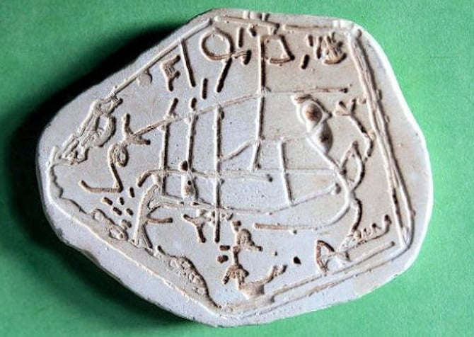 Escrita em conchas antigas da coleção arqueológica de Ítaca.