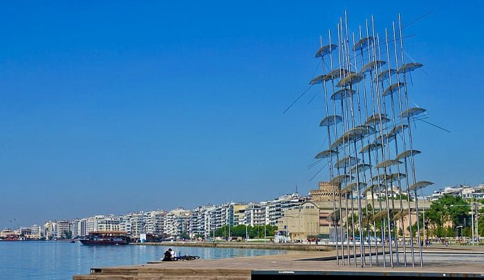 Nea Paralia, torre branca, bar flutuante, teatro real, guarda-chuvas, Thessaloniki
