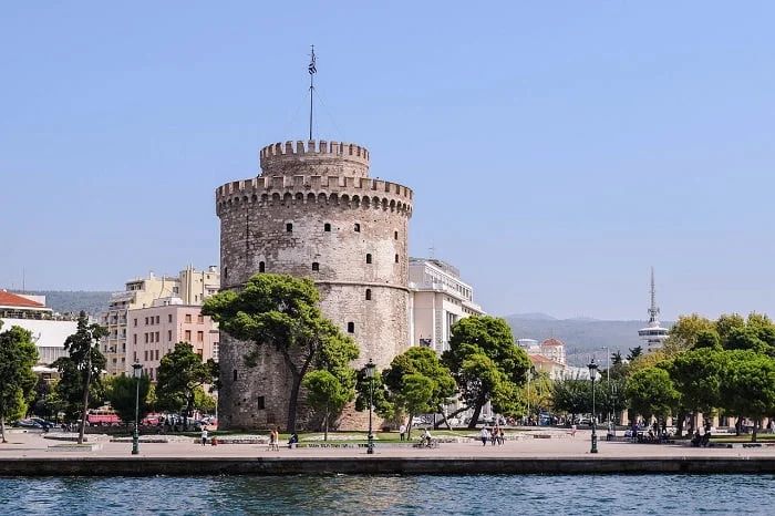 Vista panorâmica da Torre Branca do golfo termal, Salonica, Grécia.