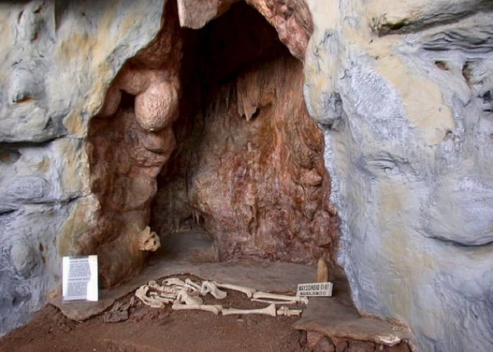 Caverna Petralona, primeira perna, Halkidiki, Calcídica, Grécia.