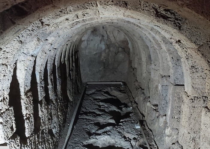Um dos pontos turísticos mais importantes do necromante de Aqueronte, conservado até hoje, é a cripta sagrada.