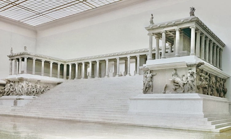O museu leva o nome da antiga cidade grega, já que as obras de arte de Pérgamo foram uma das primeiras e mais importantes exposições do museu.