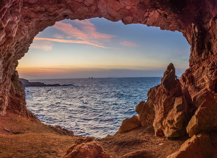 A caverna do poeta Arquíloco, na ilha de Paros.