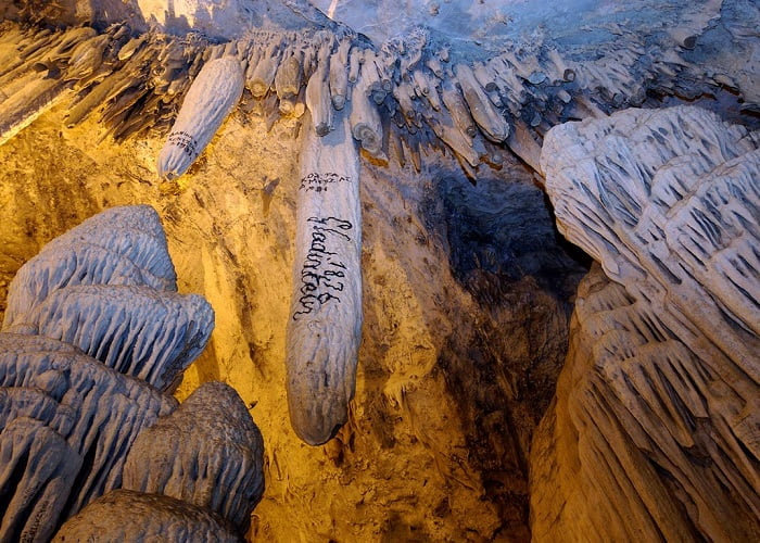 Inscrições de grandes personalidades do passado na caverna de Antiparos.