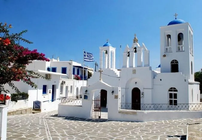 A santa igreja da Assunção da Virgem Maria está localizada na praça central do povoado de Marbles, em Paros.