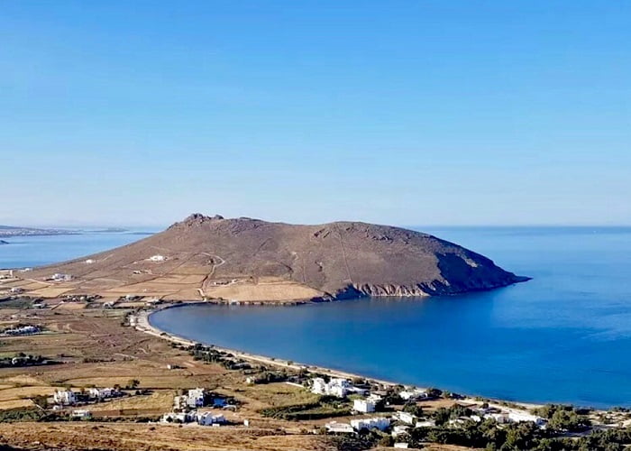 Praia de Molos, vista do mosteiro de Agios Antonios, em Paros.