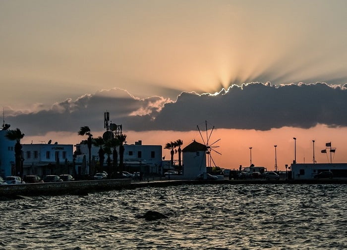 O moinho de vento mais popular de Paros está localizado no porto de Parikia, em um entroncamento de formato circular.