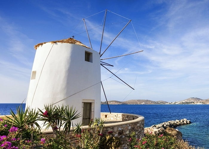 Se você está se perguntando onde ir tomar um café ou uma bebida em Paros, o moinho de vento de Alexandros é o lugar ideal.