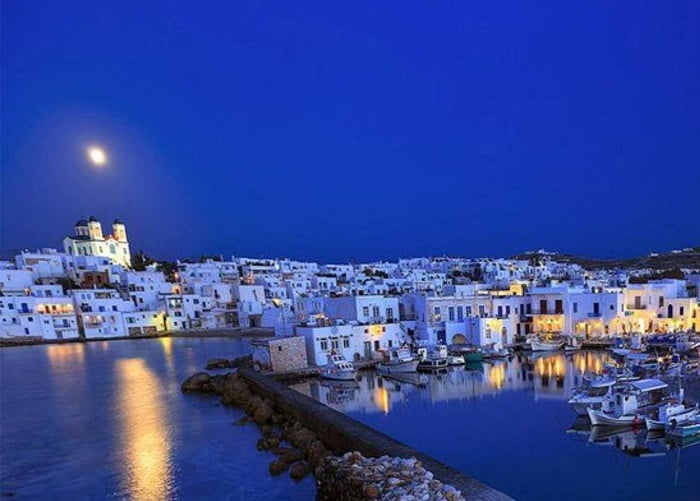 Durante a noite, Paros se transforma em uma ilha cosmopolita e ao mesmo tempo romântica.