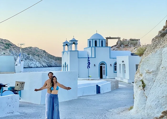 A igreja de Agios Nikolaos, com as ruínas antigas ao fundo, em Firopotamos.