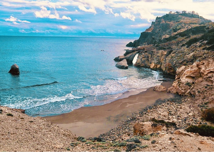 Praia de Gerontas com ponte natural de pedras, na Ilha de Milos na Grécia.