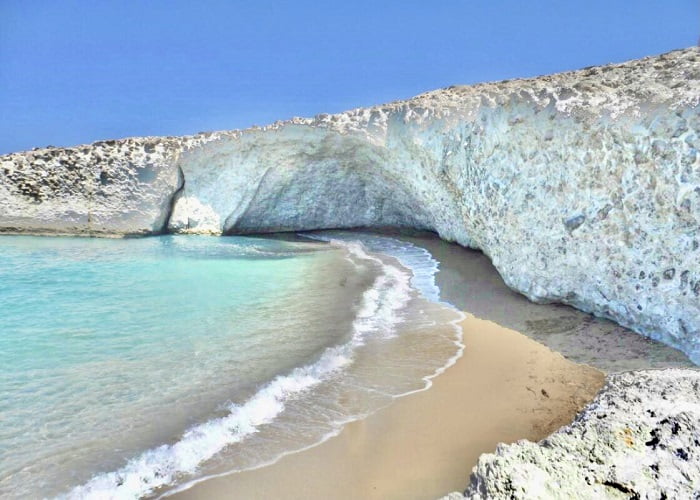 Praia Alogomandra, Ilha de Milos na Grécia.