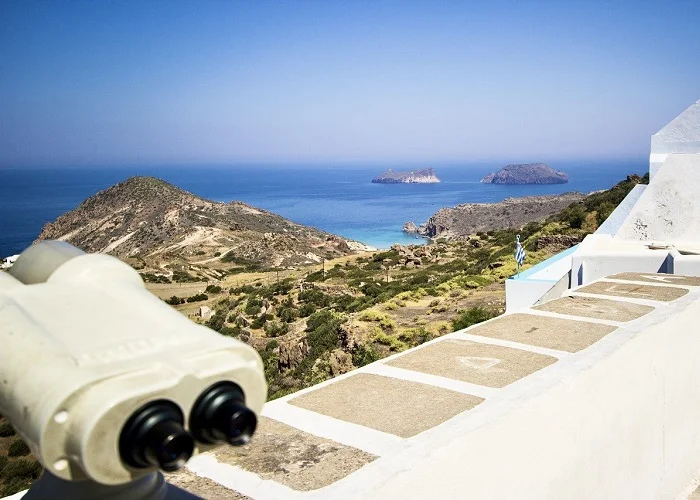 Praia de Plathiena, vista de plaka, Ilha grega de Milos.