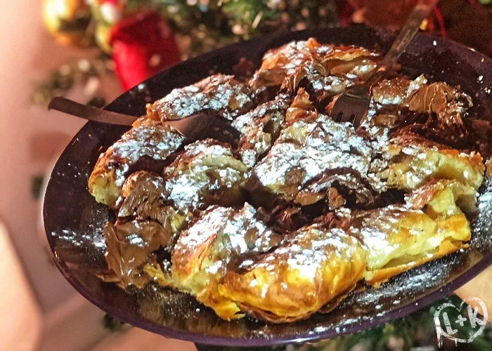 Bougatsa caseira com praliné de chocolate, cobertura e canela! Sobremesa da culinária grega.