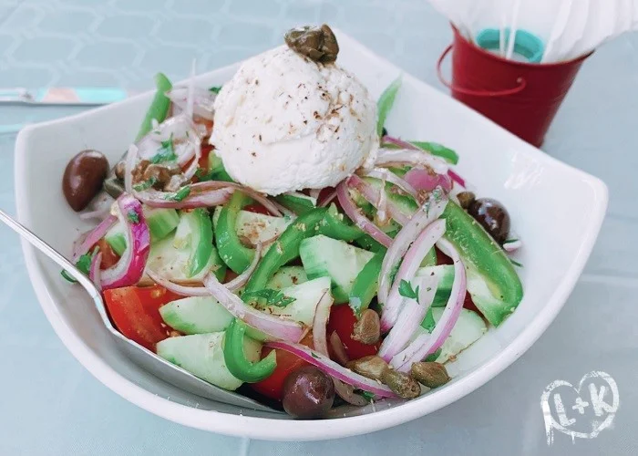 Salada grega típica de Folegandros, com o queijo souroto.