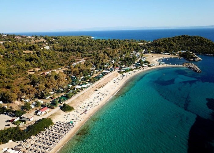 Praia de Chrousso, camping, Paliouri, primeira península de Halkidiki, Kassandra, Grécia.