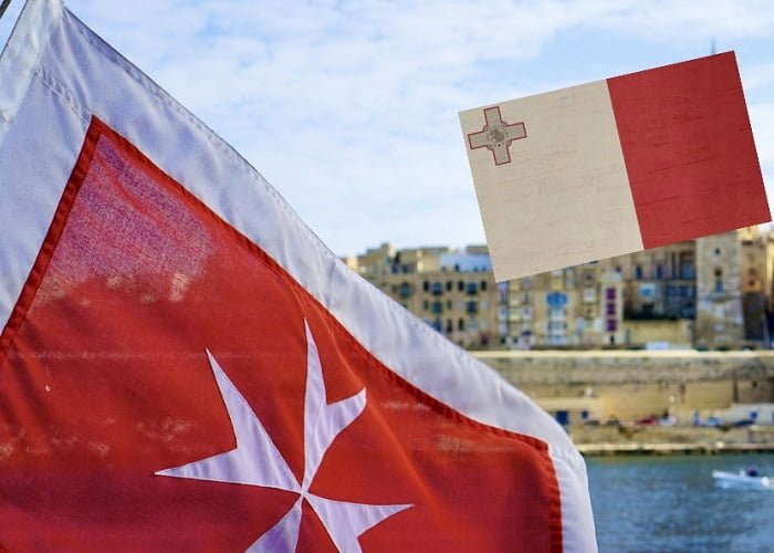 A Bandeira Comercial de Malta com a Cruz de Cavaleiros, à esquerda, e a bandeira oficial com a Cruz Inglesa, à direitaA Bandeira Comercial de Malta com a Cruz de Cavaleiros, à esquerda, e a bandeira oficial com a Cruz Inglesa, à direita.
