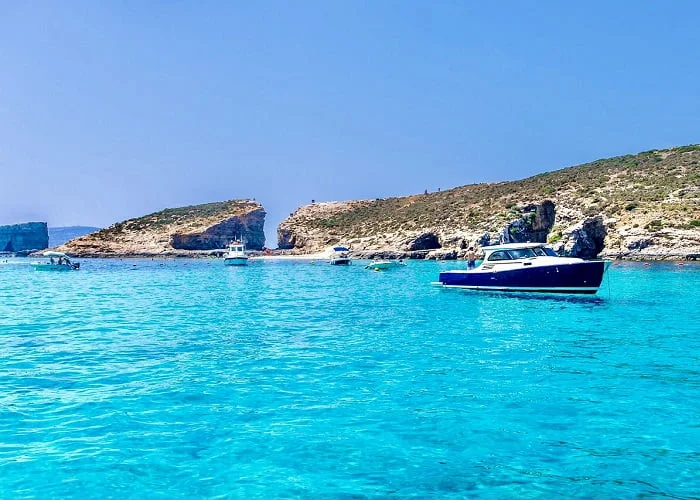 A Lagoa Azul está localizada na ilha de Comino, Malta.