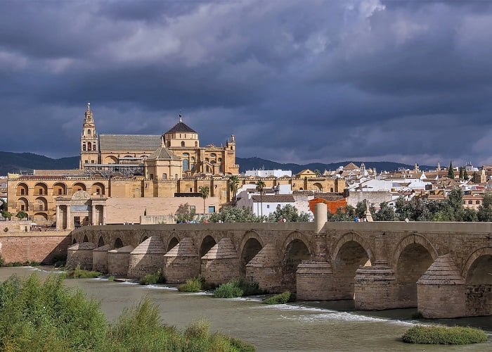 A ponte romana em Córdoba, Andaluzia, Espanha