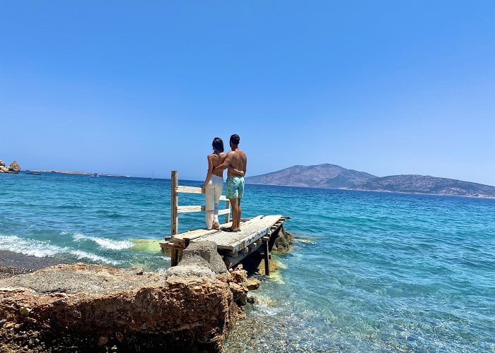 O pequeno cais na praia de Nero em Kato Koufonisi onde o barco para. Ilha grega das cíclades.