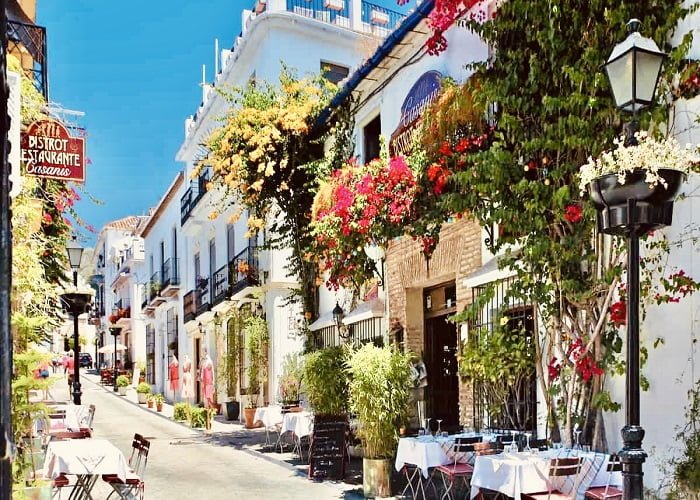 Marbella, em Andaluzia, é um dos lugares mais populares da Espanha e está localizado próximo a Gibraltar