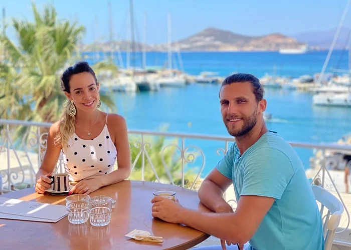 O dia em Naxos começa com um café grego no Porto de Naxos, em Chora.