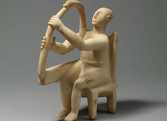A harpa de Keros é uma das figuras das Cíclades mais populares encontradas em Keros