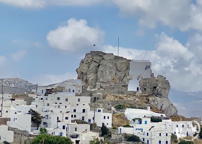 O castelo de Amorgos com a pequena igreja de Agios Georgios. Ilha Grega, Grécia.