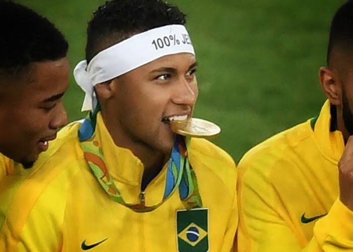 Neymar nos jogos olímpicos, mordendo medalha